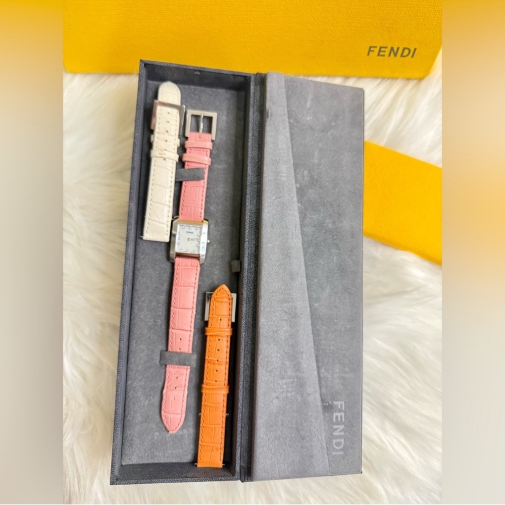 Full Inclusive Fendi 7000L Classico  Interchangeable Mother of Pearl Watch Set - Picture 4 of 12